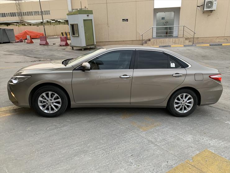 سيارة تويوتا كامري للتنازل بمقابل مطلوب في الرياض